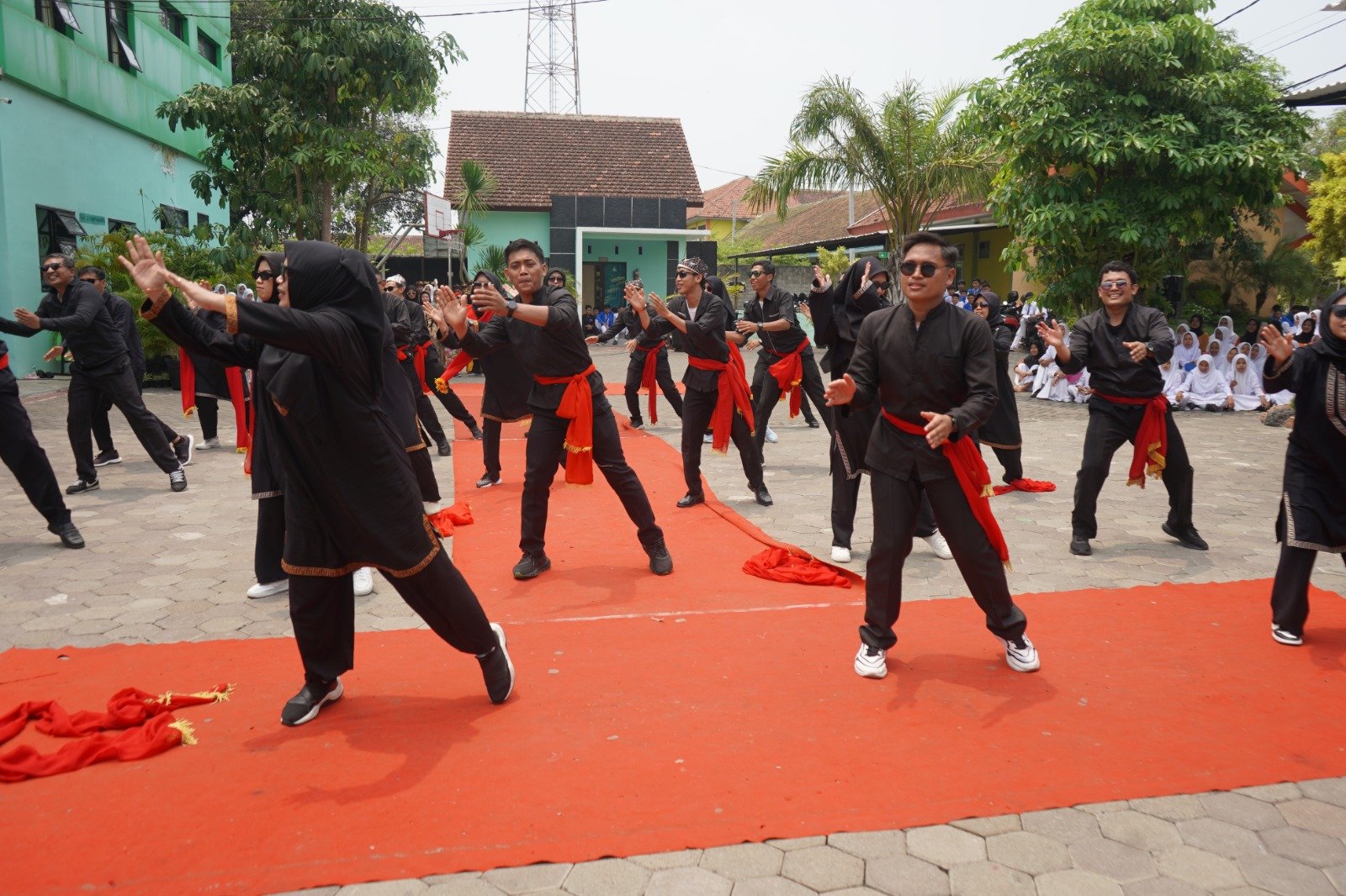 Ragam Penampilan Meriahkan Peringatan Hari Guru Nasional di MAN 3 Banyuwangi